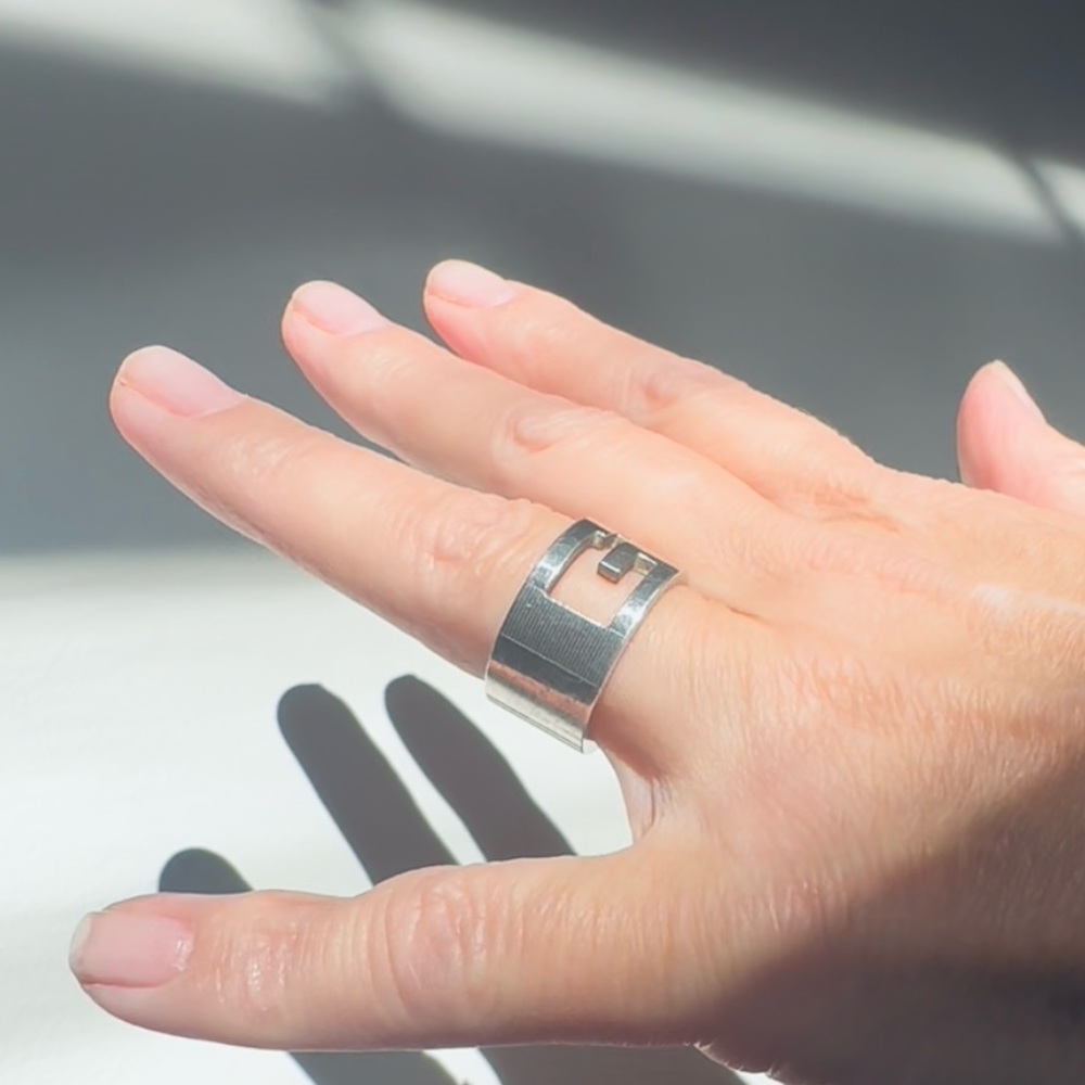 Gucci Silver Openwork 'G' Signature Band Ring - Picture 5 of 9